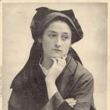 Jeune Ilienne pensive