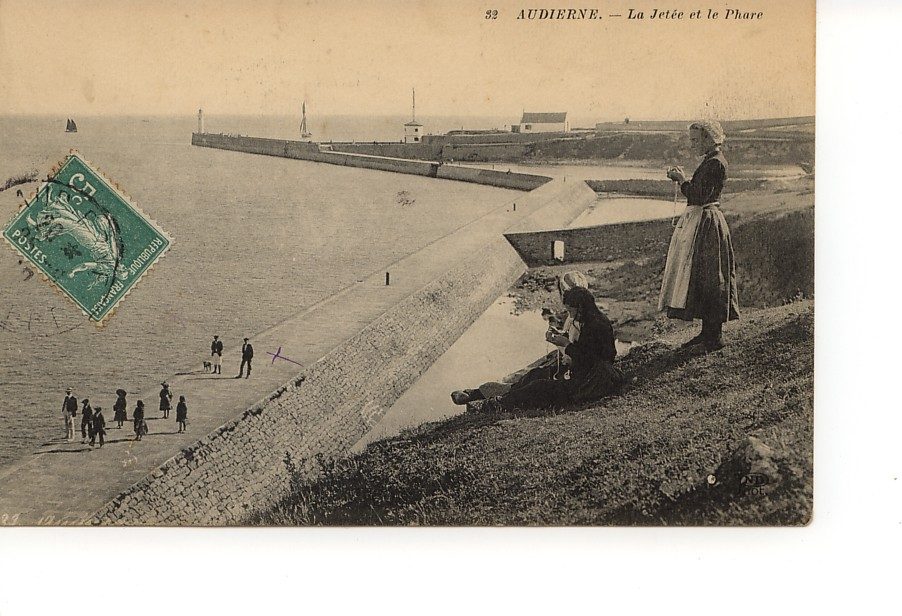 Audierne, la jetée et le phare