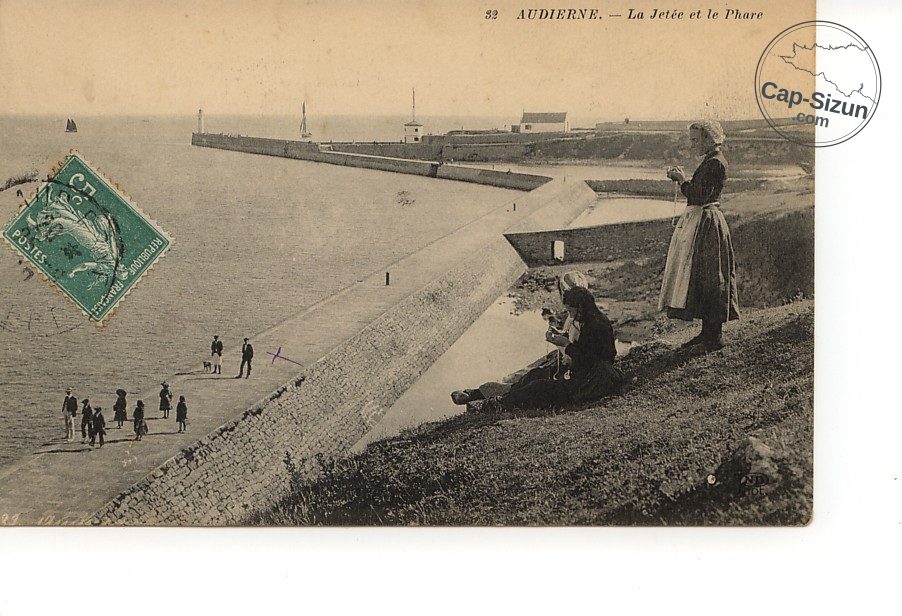 Audierne, la jetée et le phare