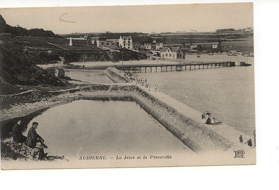Audierne, la jetée et la passerelle