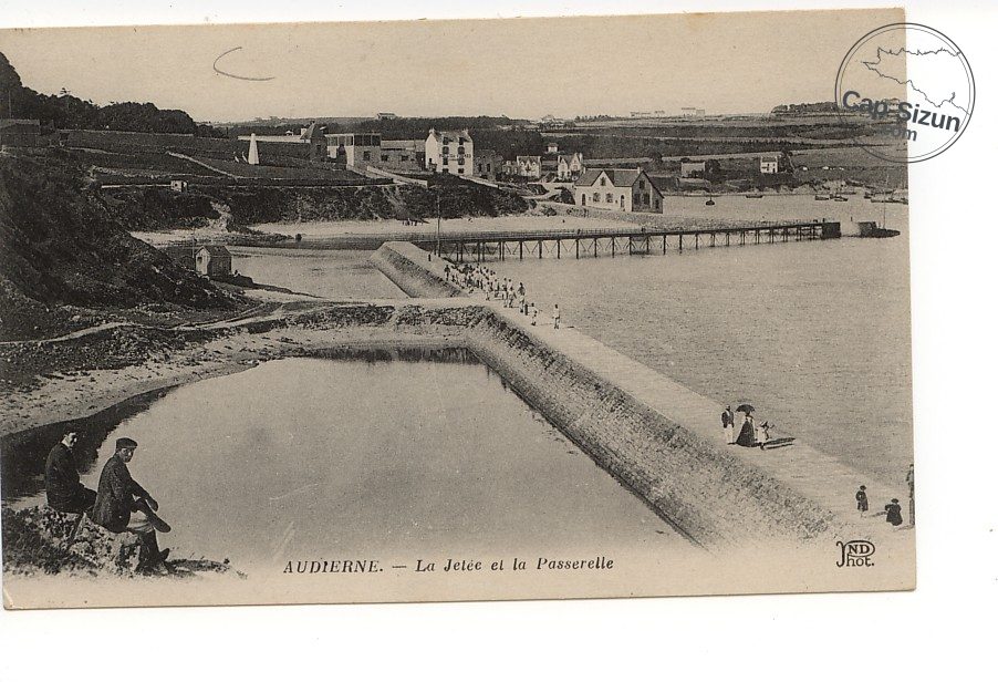 Audierne, la jetée et la passerelle